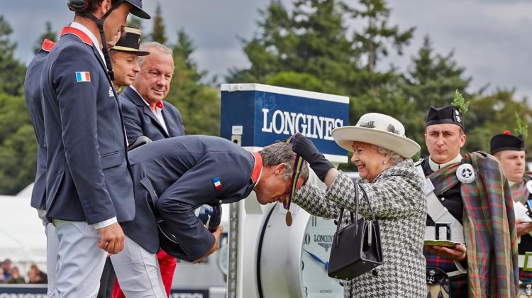 La reine Elizabeth remet le bronze par équipes à Karim Laghouag lors des Européens de Blair Castle, en 2015. 