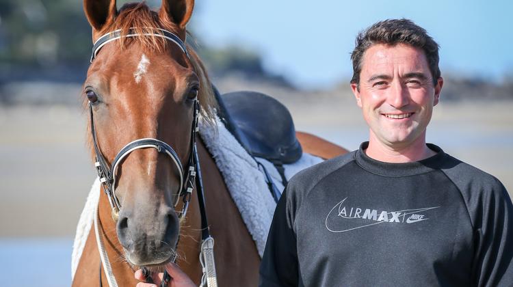 Âgé de trente-trois ans, Pierre Auffret est sans aucun doute l’un des meilleurs entraîneurs d’endurance, de cavaliers comme de chevaux.