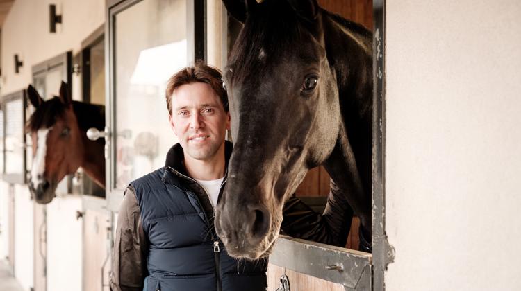 Ici dans ses écuries, Simon Delestre pose avec Iniesta V, l’un des trois chevaux de neuf ans qui font de lui le Français le mieux équipé en vue des Jeux olympiques de Paris 2024.