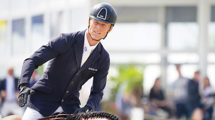 Numéro seize mondial, Max Kühner est le meilleur cavalier autrichien. 