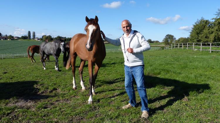 Vétérinaire de formation, Philippe Prévost a fondé l’élevage de Fondcombe en 2011, en même temps qu’un élevage bovin.