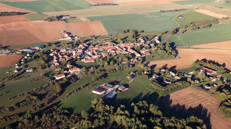 En Haute-Marne, à Chalvraines, l’écurie du Pélin est un havre de paix mélangeant équitation et agriculture biologique.
