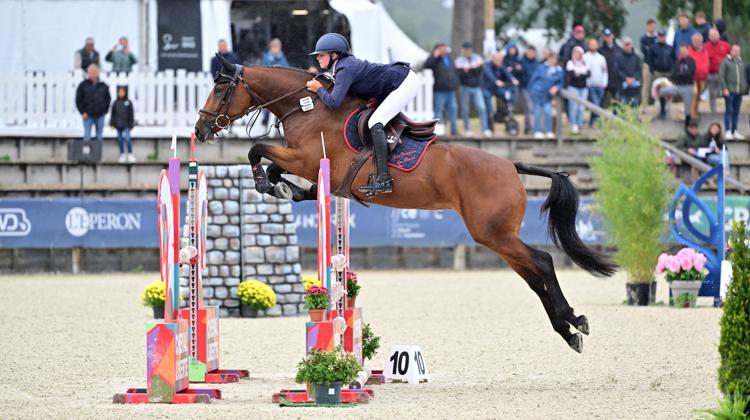 À seize ans, Luna Fillatre a remporté le championnat des juments SF et AA de quatre ans avec Jolie Girl du Breil, à Fontainebleau.