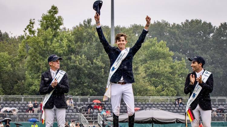 Thibeau Spits est monté sur le podium entouré de Marcus Ehning et Abdel Saïd à Riesenbeck