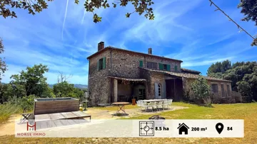 À vendre au pied du Luberon près de Lourmarin, une bastide provençale de 200 m² sur un domaine de plus de 8,5 hectares avec dépendances, maison indépendante et truffière, idéale pour un projet agricole, bio ou équestre.