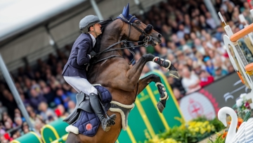 Ici avec son crack Cayman Jollu Jumper, finalement indisponible pour les JO, Simon Delestre devra finalement miser sur I Amelusina R 51 à Versailles.