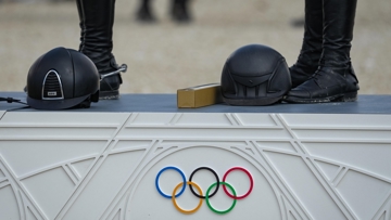 GRANDPRIX aborde la sexualité des cavaliers pendant les grands rendez-vous, où ils sont soumis à une pression maximale