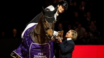 Maribel Alonso remet le trophée de la Coupe du monde de Bâle à Isabell Werth