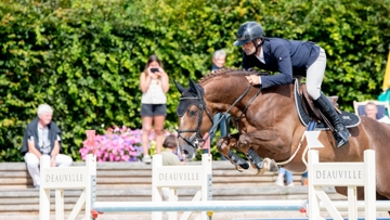 Élise et Geneviève Mégret, propriétaires de Vagabond de la Pomme, ont notamment croisé ce dernier avec Creta LS, l’une de leurs anciennes juments de sport, ce qui a donné Hermès Gem, ici à Deauville avec Régis Bouguennec.