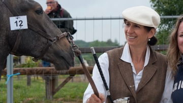 Née aux Pays-Bas, Christine Nevejan, qui avait pourtant commencé professionnellement dans la réalisation de documentaires, a dédié sa vie à sa passion pour les chevaux Lusitaniens.