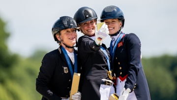 Charlotte Fry se dit fière d’avoir été médaillée aux côtés des patronnes allemandes Jessica von Bredow-Werndl et Isabell Werth aux Jeux de Paris.