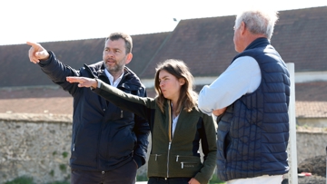 Frédéric Bouix, Camille Brunet et Philippe Audigé lors de la visite organisée le 16 avril à Tigery, dans l’Essonne.