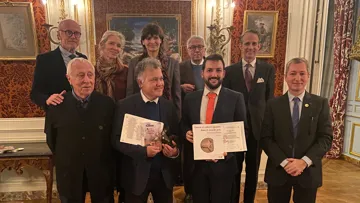 En haut: les Académiciens (Christophe Leservoisier, Sophie Bienaimé, Marine Oussedik, Patrice Franchet d’Espèrey et Gabriel Cortès); en bas : Jean-Louis Gouraud (académicien), Fouad Laroui (Prix Pégase 2025), Jérémy Clément (Prix Cadre noir 2025), Guillaume Henry (secrétaire de l’Académie Pégase).