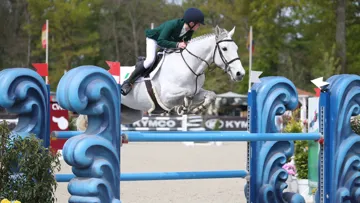 Ici au CSIO-P de Compiègne en 2025, Ted Fangan et Ballyfore Rosie ont remporté ce matin la Chasse des championnats d'Europe du Mans.
