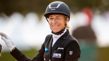 À cinquante-quatre ans, Ingrid Klimke est toujours aussi motivée et plus rayonnante que jamais!