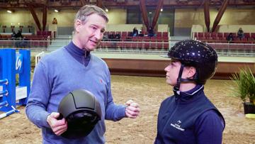 On retrouve Franke Sloothaak en pleine discussion à Saumur, où il est intervenu à plusieurs reprises durant le Forum de l’Académie des Jeunes Cavaliers.