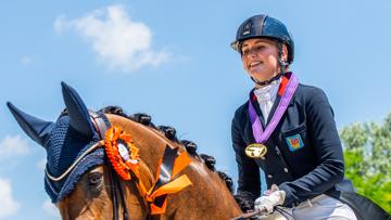 Annabella Pidgley a remporté deux médailles d'or aux Européens Jeunes cavaliers cet été