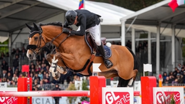 Cedric Hurel en selle sur Fantasio Floreval Z au Jumping de Fontainebleau le 27 avril 2024.