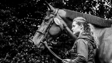 Coraline Michaud est ici aux côtés de sa jument de coeur, Venizia d’Aiguilly*GL events