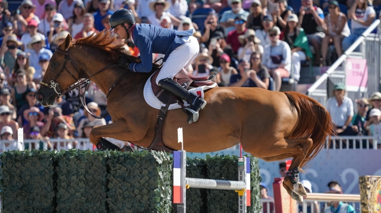 Ici aux JO de Paris avec Dubaï du Cèdre, Julien Épaillard est l’un des plus prestigieux partenaires du sellier CWD.