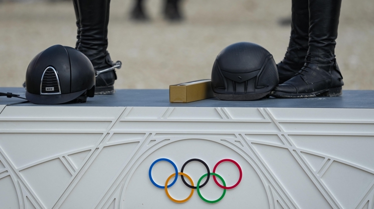 GRANDPRIX aborde la sexualité des cavaliers pendant les grands rendez-vous, où ils sont soumis à une pression maximale
