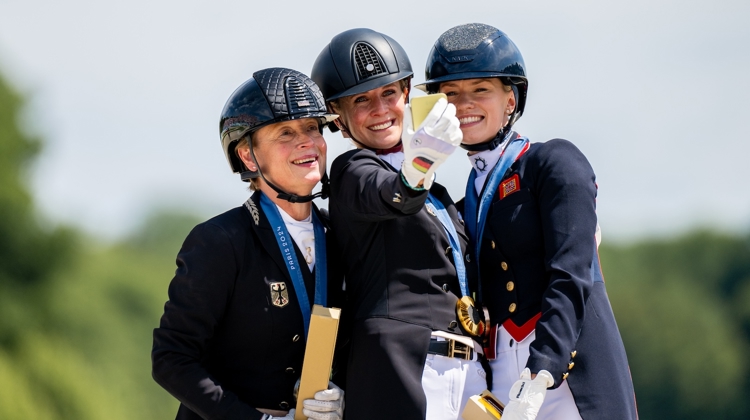 Charlotte Fry se dit fière d’avoir été médaillée aux côtés des patronnes allemandes Jessica von Bredow-Werndl et Isabell Werth aux Jeux de Paris.