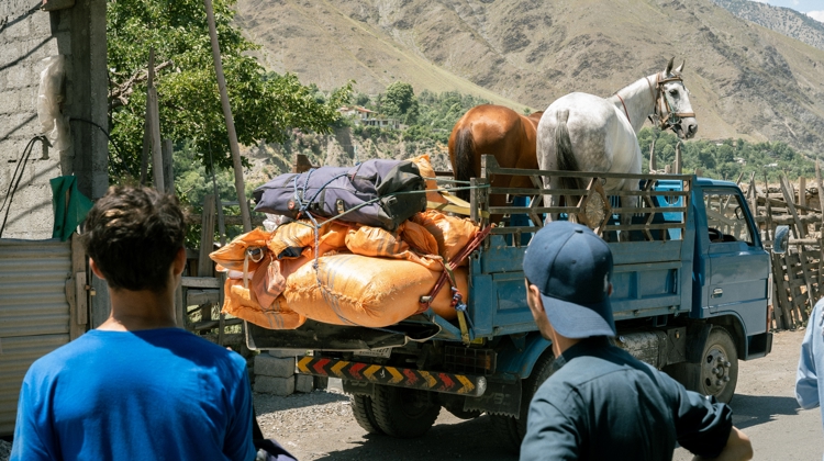 Les chevaux d’Izhar Ali Khan et leurs équipements en route pour Shandur