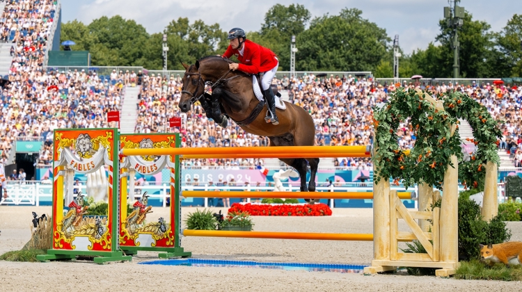 Aux Jeux olympiques de Paris, United Touch S,  né chez Julius-Peter Sinnack, n’en finit plus d’ébahir la planète jumping avec Richard Vogel.