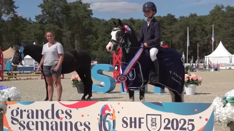Sous la selle de Roxane Scherer, le ravissant petit étalon noir Welsh A Lays’Viz Jeen Krystal a remporté le championnat des quatre ans B.