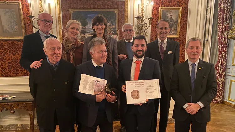 En haut: les Académiciens (Christophe Leservoisier, Sophie Bienaimé, Marine Oussedik, Patrice Franchet d’Espèrey et Gabriel Cortès); en bas : Jean-Louis Gouraud (académicien), Fouad Laroui (Prix Pégase 2025), Jérémy Clément (Prix Cadre noir 2025), Guillaume Henry (secrétaire de l’Académie Pégase).