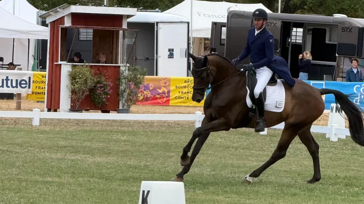 Juste Unetoile et Thomas Carlile sont en tête du classement du championnat de France des chevaux de sept ans.