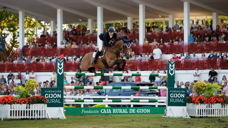 Harry Charles et Ballypatrick Tiberius ont remporté leur première victoire aujourd'hui à Gijón.
