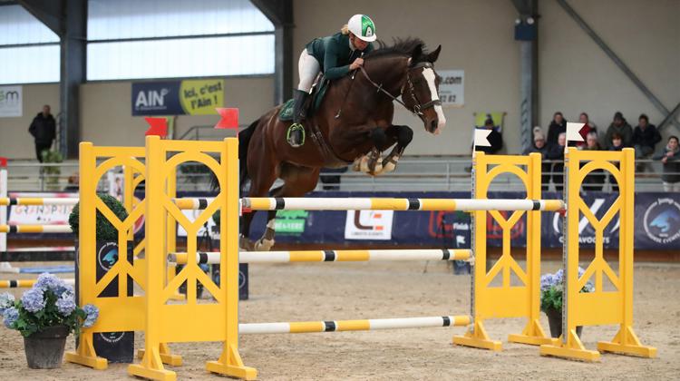 Ève Segear est aussi une cavalière expérimentée en saut d’obstacles, qui évolue dans des épreuves jusqu’à 1,40m avec des chevaux qui pratiquent le horse-ball.