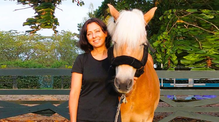Léa Lansade est considérée comme la meilleure spécialiste française en matière de compréhension des émotions et de la cognition du cheval.