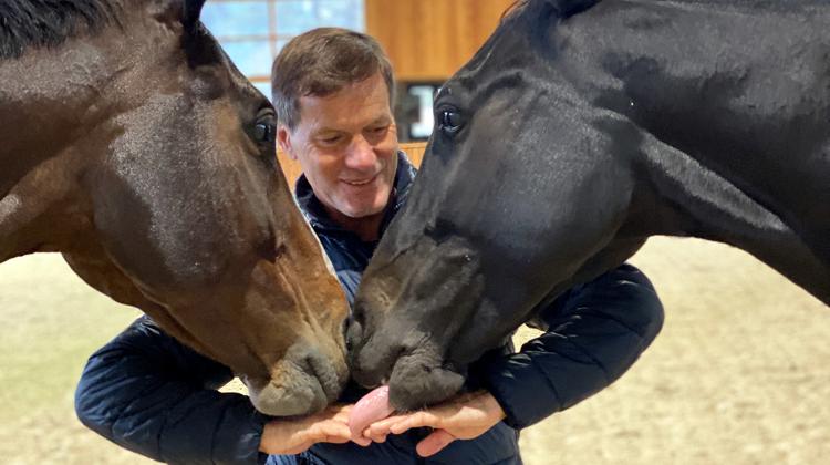 Éric Louradour partage son temps entre ses chevaux, les cavaliers qu’il coache régulièrement, ceux qu’il rencontre lors de stages, mais aussi l’écriture, une autre forme de transmission qui lui est chère.