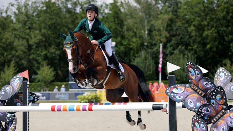 L’Irlandais Jack Kent a remporté le titre de champion d’Europe de Poneys dimanche à Opglabbeek avec son génial étalon Double Pleasure.