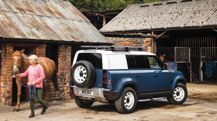 Certes plus chic et plus cher que son devancier, mais il coche toutes les cases d’une voiture moderne sans délaisser ses aptitudes exceptionnelles en tout-terrain. Ce Defender 90 Hard Top, assurant l’accès à la gamme, est peut-être la version qui se rapproche le plus de la philosophie “baroudeur”.