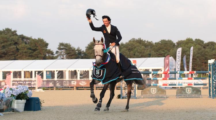 Robin Le Squeren a mené Invincible de Riverland à la victoire dans le championnat de France des entiers et hongres de six ans