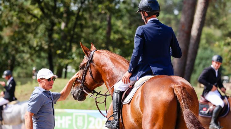 Bruno Rocuet félicite Just Gigolo à Fontainebleau, où il a été sacré champion de France des entiers de cinq ans il y a quelques semaines