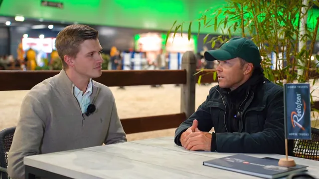 Gesprek tussen Jasper Doucé en Kent Farrington over het belang van de opleiding van jonge paarden.