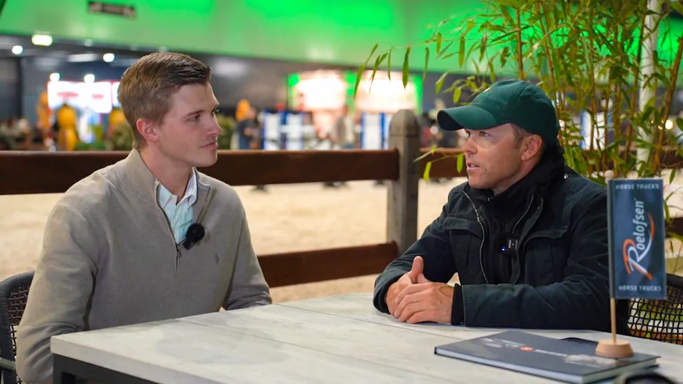 Gesprek tussen Jasper Doucé en Kent Farrington over het belang van de opleiding van jonge paarden.