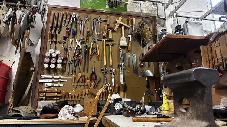 L’atelier est peuplé d’objets à réparer, d’outils impeccables, de machines et de patrons.