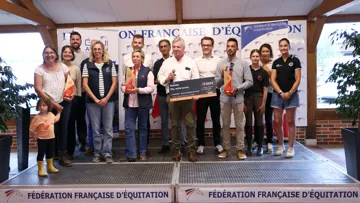 Les lauréats ont reçu leur trophée des mains de Frédéric Bouix, président de la FFE, Olivier Klein, président d’ÉquiAction, et Geoffrey de Barbeyrac, directeur d’Helmett.