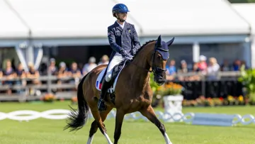 Au fil des saisons, Gaspard Maksud ne cesse d’affiner le dressage de sa jument et son protocole d’échauffement pour ce premier test.
