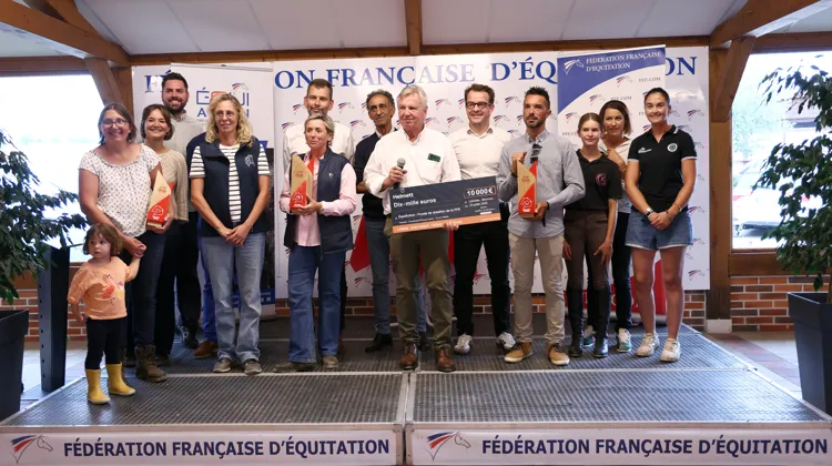 Les lauréats ont reçu leur trophée des mains de Frédéric Bouix, président de la FFE, Olivier Klein, président d’ÉquiAction, et Geoffrey de Barbeyrac, directeur d’Helmett.