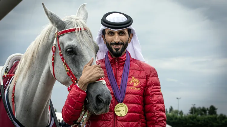 Le Cheik Nasser ben Hamad al-Khalifa en 2024 à Monpazier avec Everest La Majorie, partenaire de son second titre consécutif de champion du monde.