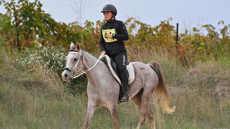 Laura Fournier et Indemne la Majorie, lauréates de la finale dédiée aux chevaux de quatre ans. 
