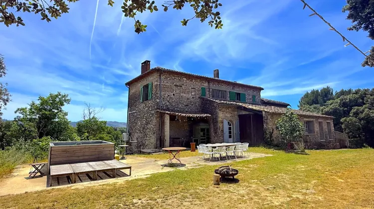 À vendre au pied du Luberon près de Lourmarin, une bastide provençale de 200 m² sur un domaine de plus de 8,5 hectares avec dépendances, maison indépendante et truffière, idéale pour un projet agricole, bio ou équestre.
