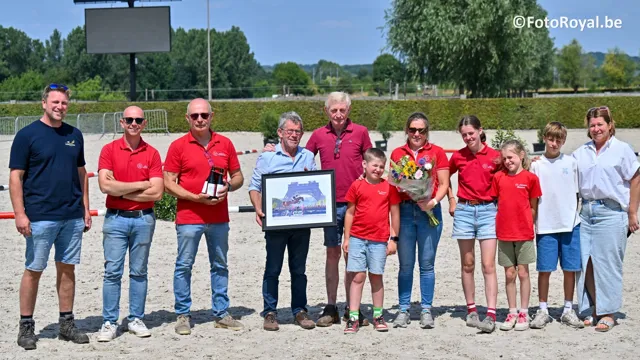 Hubert Lemaire met enkele van zijn kinderen, kleinkinderen en leden van het BWP Wambeek bestuur