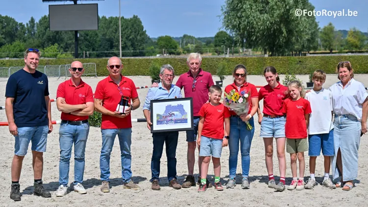 Hubert Lemaire met enkele van zijn kinderen, kleinkinderen en leden van het BWP Wambeek bestuur